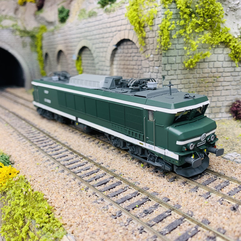 Locomotive électrique Hornby HO BB 12061 ép III SNCF, Courant Rail, Panto, Réf 6392