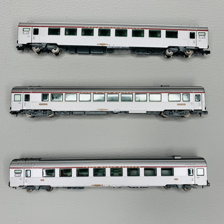 3 voitures inox TEE "Cisalpin" Paris - Milan, Sncf, Ep IV - ARNOLD HN4440 - N1/160
