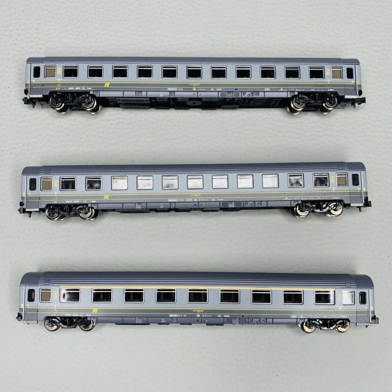 3 voitures voyageurs UIC-Z1 en livrée "bigrigio", FS, Ep V - ARNOLD HN4393 - N 1/160