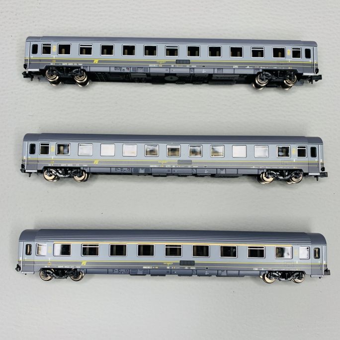 3 voitures voyageurs UIC-Z1 en livrée "bigrigio", FS, Ep V - ARNOLD HN4393 - N 1/160