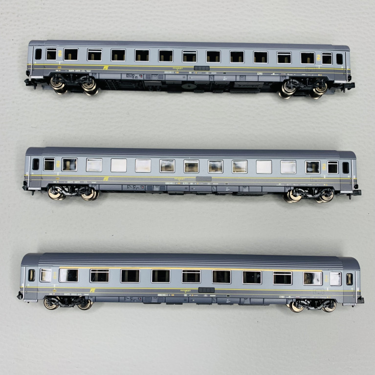 3 voitures voyageurs UIC-Z1 en livrée "bigrigio", FS, Ep V - ARNOLD HN4393 - N 1/160