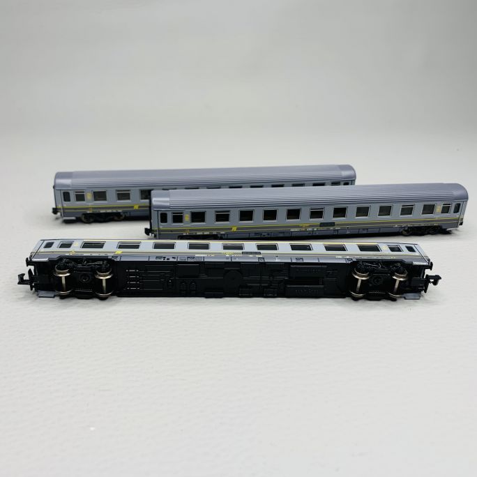 3 voitures voyageurs UIC-Z1 en livrée "bigrigio", FS, Ep V - ARNOLD HN4393 - N 1/160
