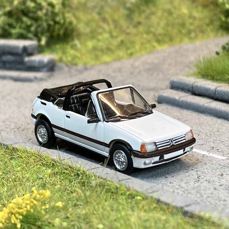 Peugeot 205 CTI, cabriolet Blanc Meige - SAI / PCX87 6331 - 1/87