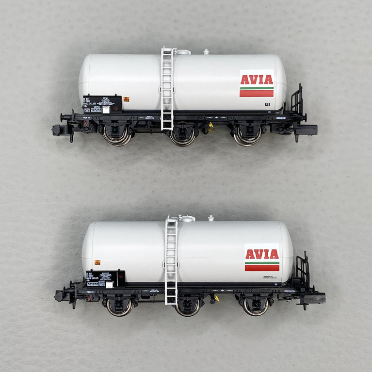 2 wagons Uh, 3 essieux, "AVIA", SNCF, Ep IV - ARNOLD HN6676 - N 1/160