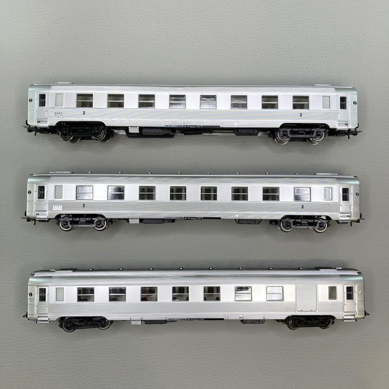 3 voitures courtes DEV inox, 2 x B8 (2CL) + 1 x A6D (fourgon), SNCF, Ep III - JOUEF HJ4175 - HO 1/87