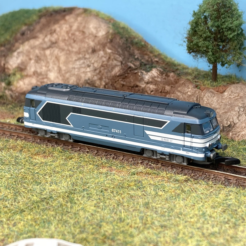 Locomotive diesel BB 67411 "Logo Nouille", Sncf, Ep IV - AZAR MODELS L01-BL3 - Z 1/220