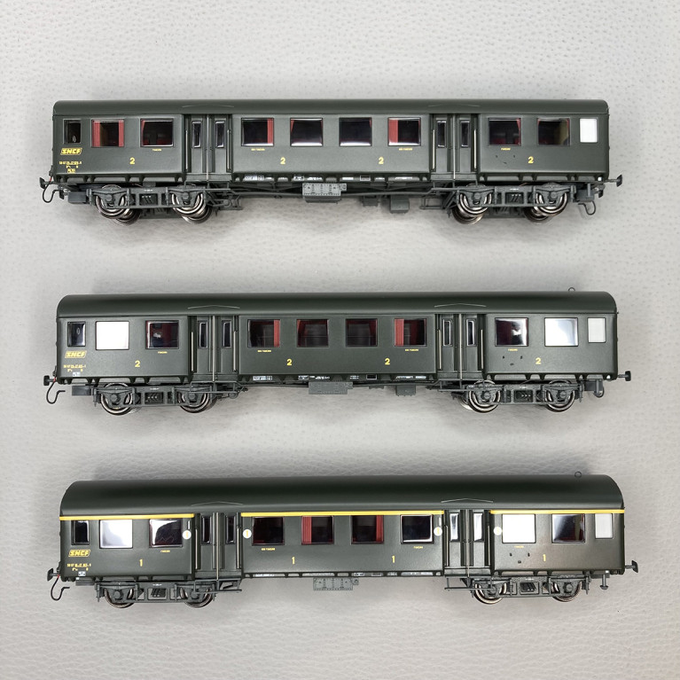 3 voitures Romilly, B9 1/2tz et A10 1/2tz, 2CL et 1CL, avec éclairage, SNCF,  Ep IV - EPM E413306 - HO 1/87