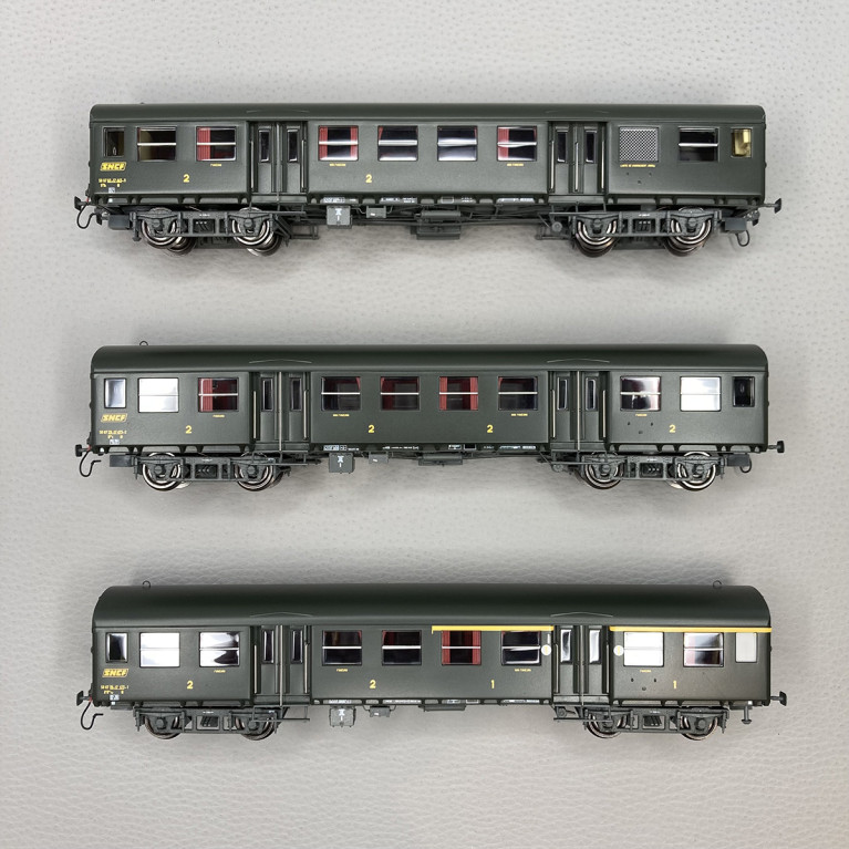 3 voitures Romilly, A5B4tz + B9 1/2tz + B7Dt, avec éclairage, SNCF,  Ep IV - EPM E413305 - HO 1/87