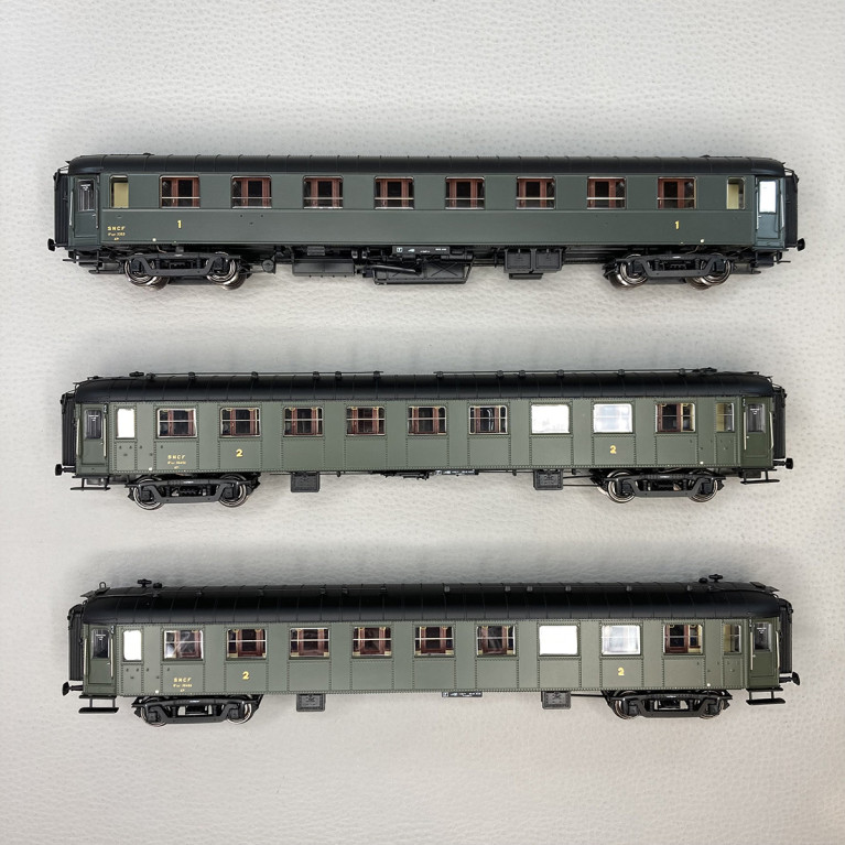 3 voitures OCEM, 2 x RA 2CL + PL 1CL, marquage 1950, châssis toit noir, SNCF,  Ep IIIb - LSMODELS 40929 - HO 1/87