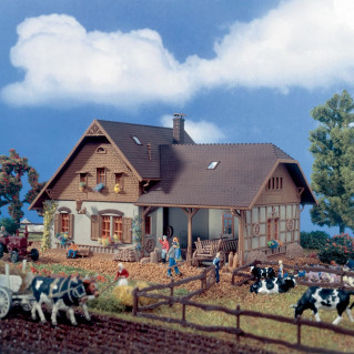 Ferme avec abri  maquette à monter -HO-1/87-VOLLMER 43744