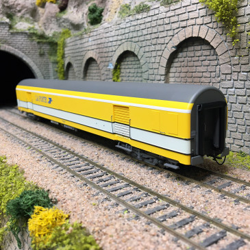 Voiture postale PE UIC, livrée jaune/blanche toit gris, SNCF, Ep. V - LSMODELS 40448 - HO 1/87