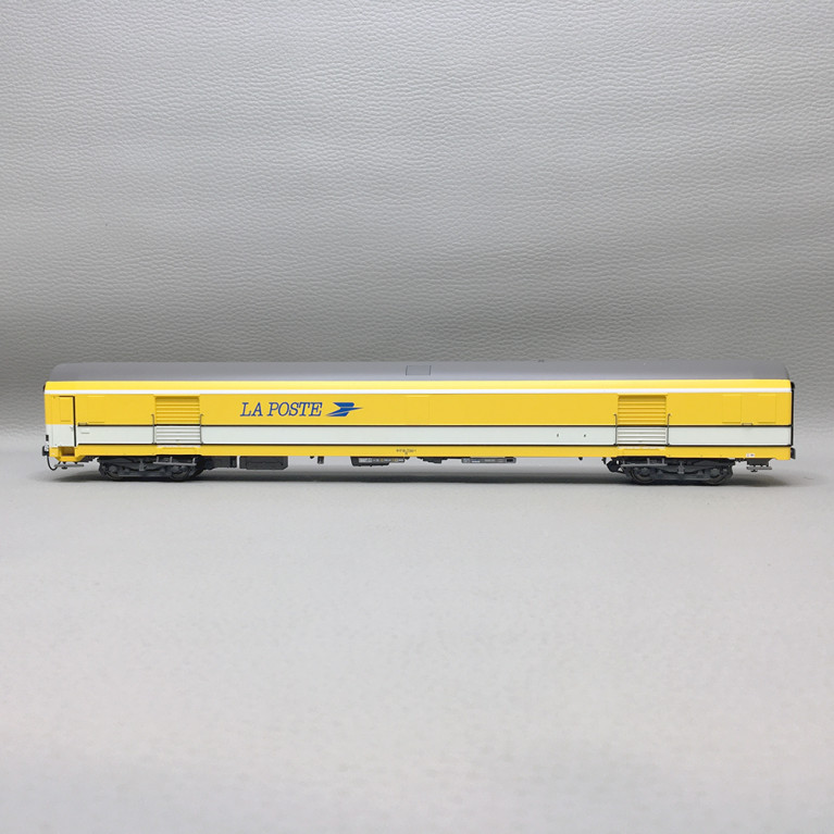 Voiture postale PE UIC, livrée jaune/blanche toit gris, SNCF, Ep. V - LSMODELS 40448 - HO 1/87