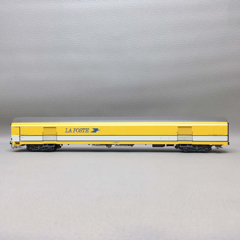 Voiture postale PE UIC, livrée jaune/blanche toit gris, SNCF, Ep. V - LSMODELS 40448 - HO 1/87