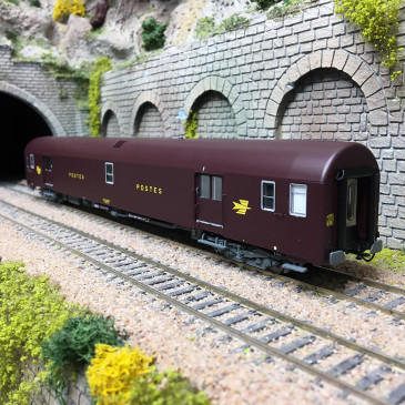 Voiture postale PA UIC, livrée brun PTT, SNCF, Ep. IV - LSMODELS 40426 - HO 1/87