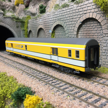 Voiture postale PA UIC, livrée jaune/blanche toit gris, SNCF, Ep. IV - LSMODELS 40428 - HO 1/87