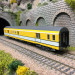 Voiture postale PA UIC, livrée jaune/blanche toit gris, SNCF, Ep. IV - LSMODELS 40428 - HO 1/87