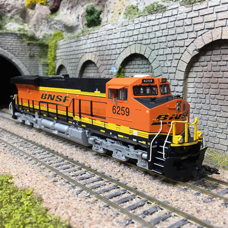 Locomotive diesel américaine type GE ES44AC, BNSF, 3R AC, Ep. VI - MARKLIN 38446 - HO 1/87