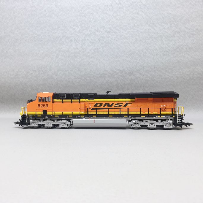 Locomotive diesel américaine type GE ES44AC, BNSF, 3R AC, Ep. VI - MARKLIN 38446 - HO 1/87