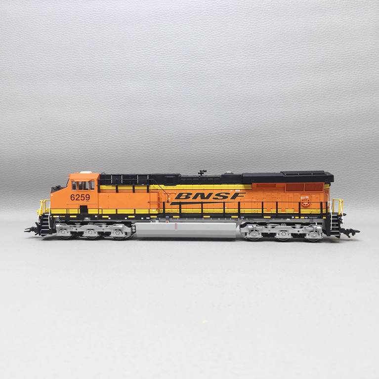 Locomotive diesel américaine type GE ES44AC, BNSF, 3R AC, Ep. VI - MARKLIN 38446 - HO 1/87