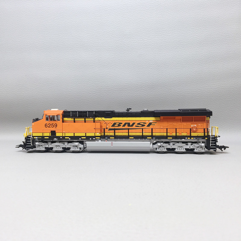 Locomotive diesel américaine type GE ES44AC, BNSF, Digital Son, Ep. VI - TRIX 25446 - HO 1/87