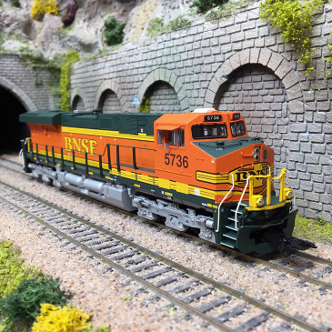 Locomotive diesel américaine type GE ES44AC, BNSF, Digital Son, Ep. VI - TRIX 25447 - HO 1/87