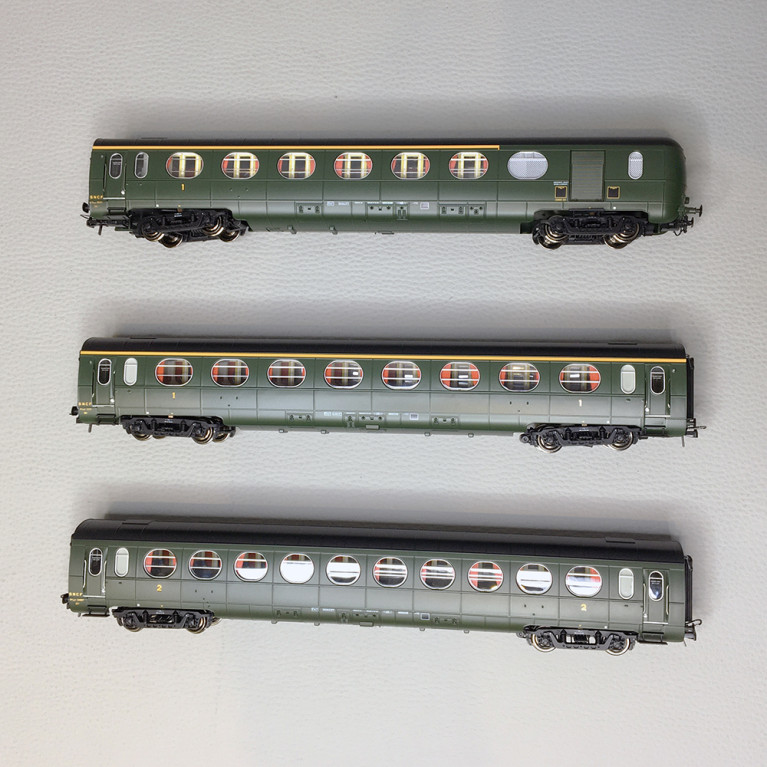 3 voitures allégées état, A8 + B10 + B6d, "Saucisson", SNCF, Ep. III - REE VB469 - HO 1/87