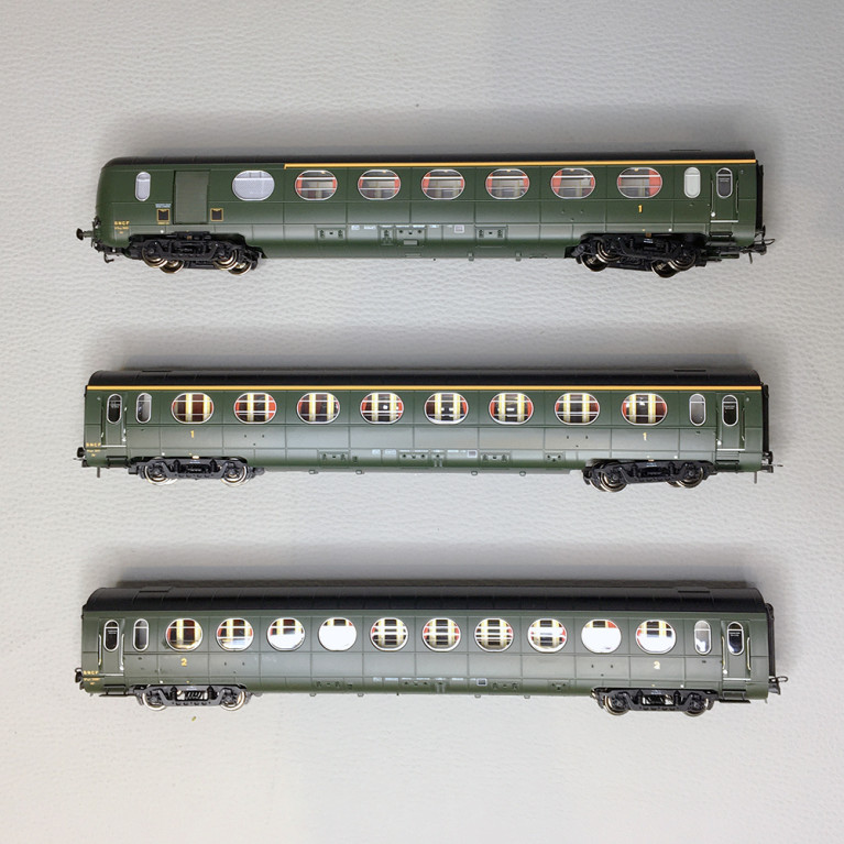 3 voitures allégées état, A8 + B10 + B6d, "Saucisson", SNCF, Ep. III - REE VB469 - HO 1/87