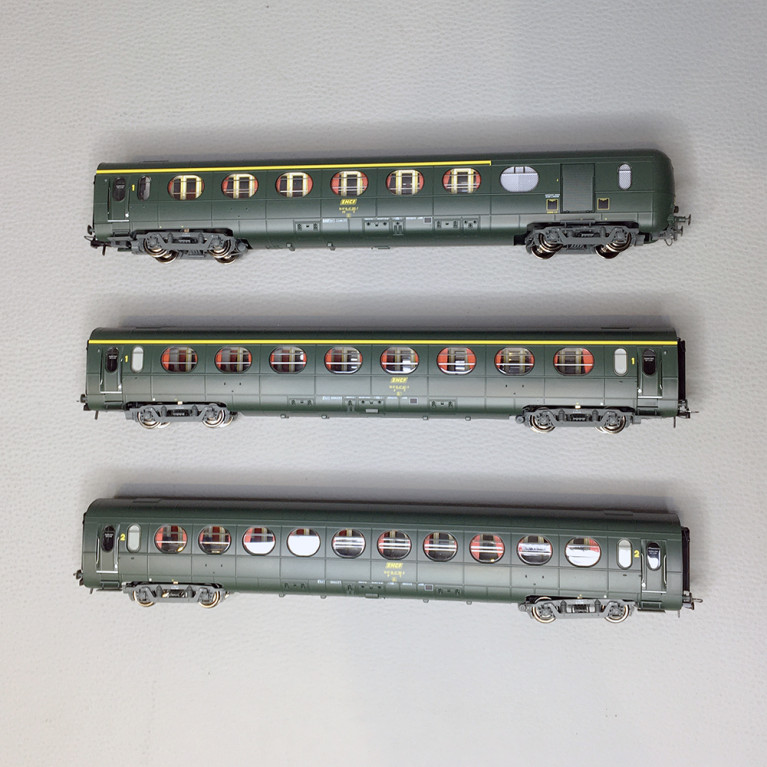 3 voitures allégées état, A8 + B10 + B6d, "Saucisson", SNCF, Ep. IV - REE VB474 - HO 1/87
