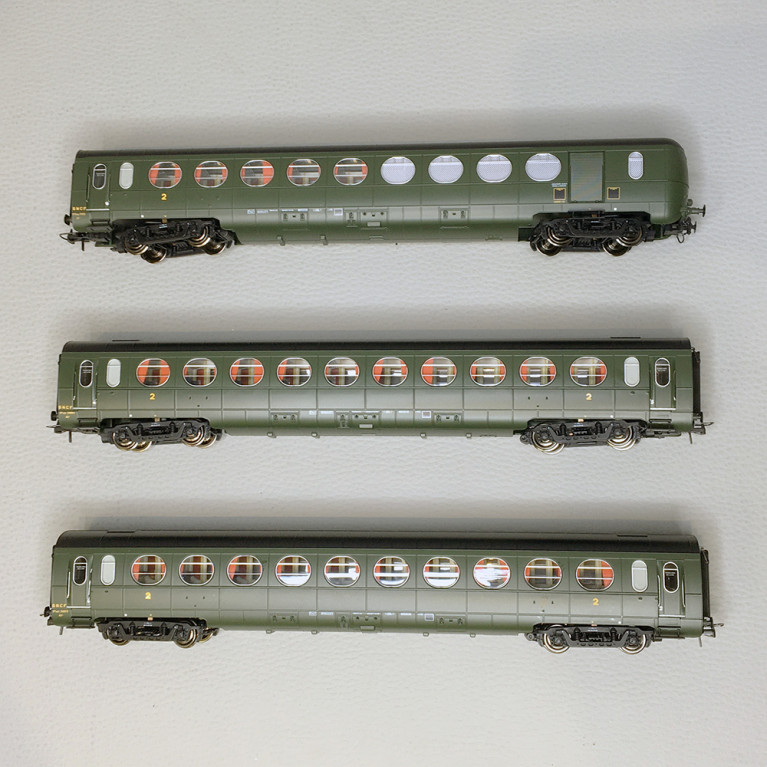 3 voitures allégées état, B10 + B5d, "Saucisson", SNCF, Ep. III - REE VB470 - HO 1/87