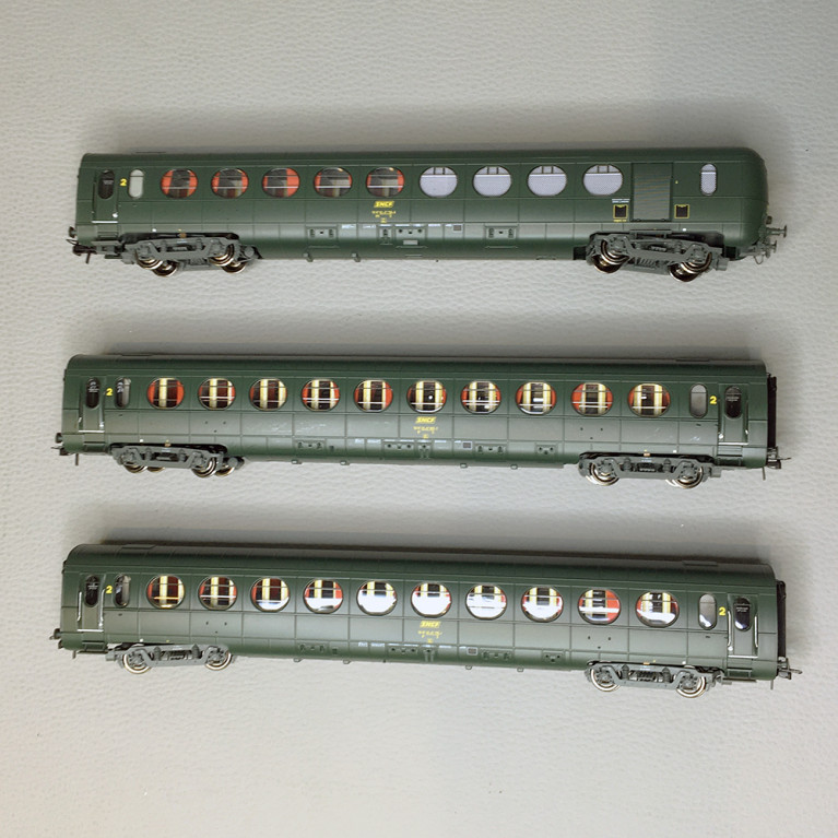 3 voitures allégées état, B10 + B5d, "Saucisson", SNCF, Ep. IV - REE VB475 - HO 1/87