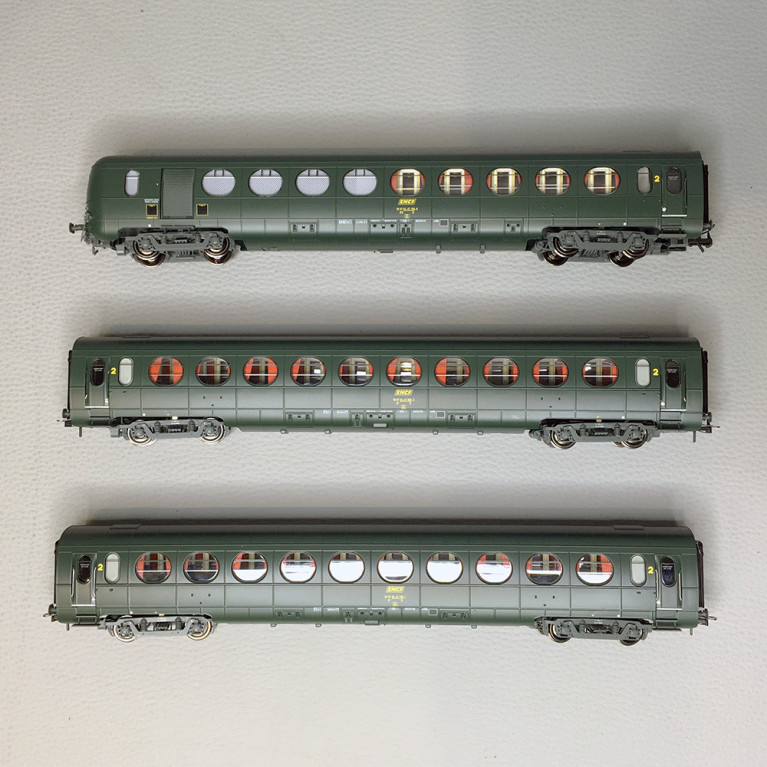 3 voitures allégées état, B10 + B5d, "Saucisson", SNCF, Ep. IV - REE VB475 - HO 1/87