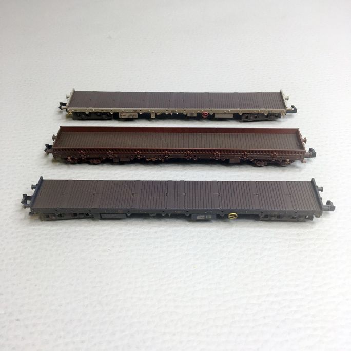 3 wagons plats (patinés) type Rnss, AAE, Ep. VI - MINITRIX 18723 - N 1/160