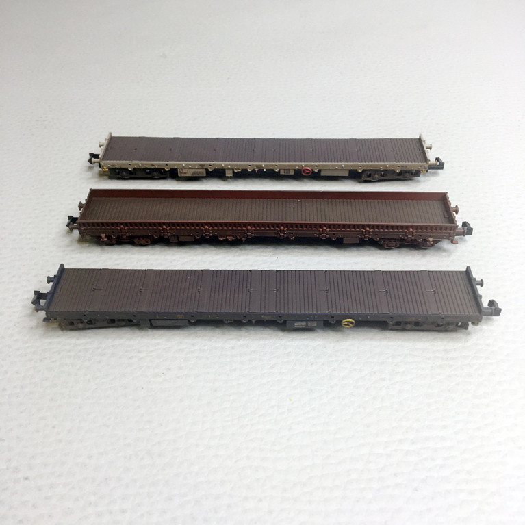 3 wagons plats (patinés) type Rnss, AAE, Ep. VI - MINITRIX 18723 - N 1/160