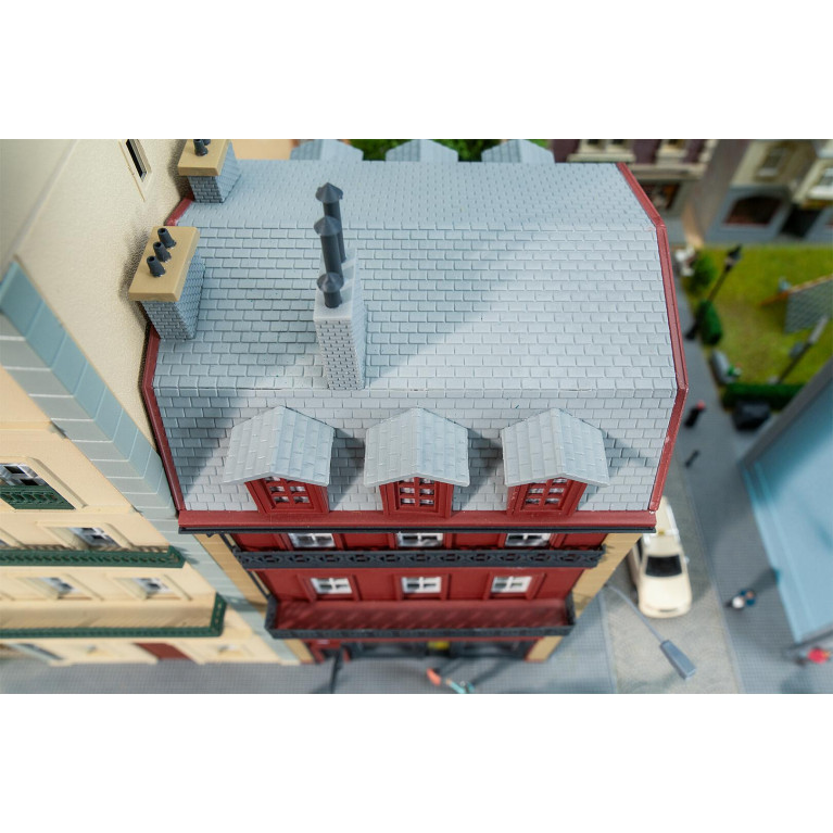 Maison de ville sur 4 étages avec commerce - FALLER 130713 - HO 1/87