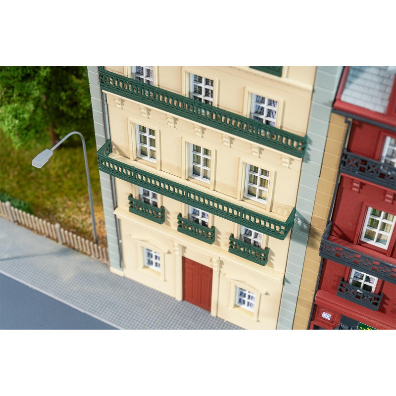 Maison d'angle à deux étages, Epoque III - Faller 232216 - N 1/160