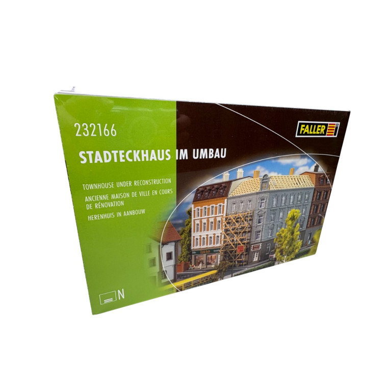 Maison de ville ancienne en rénovation avec échafaudages - Faller 232166 - N 1/160