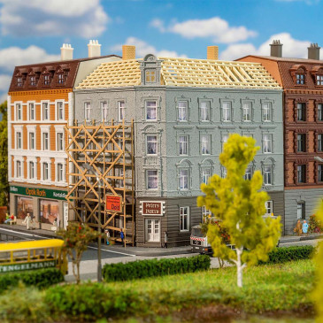 Maison de ville ancienne en rénovation avec échafaudages - Faller 232166 - N 1/160