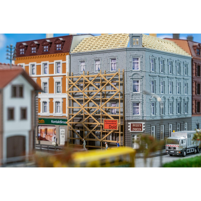 Maison de ville ancienne en rénovation avec échafaudages - Faller 232166 - N 1/160