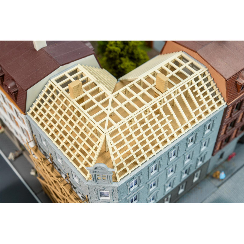 Maison de ville ancienne en rénovation avec échafaudages - Faller 232166 - N 1/160