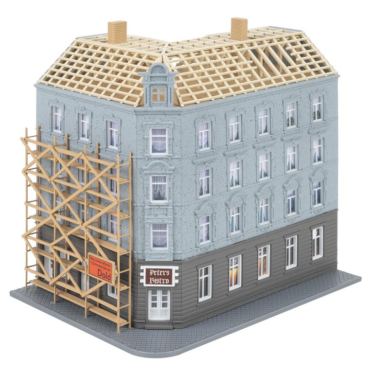 Maison de ville ancienne en rénovation avec échafaudages - Faller 232166 - N 1/160