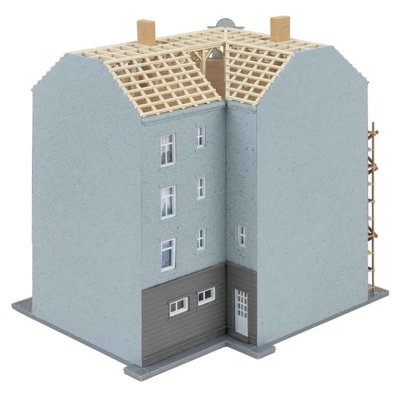 Maison de ville ancienne en rénovation avec échafaudages - Faller 232166 - N 1/160