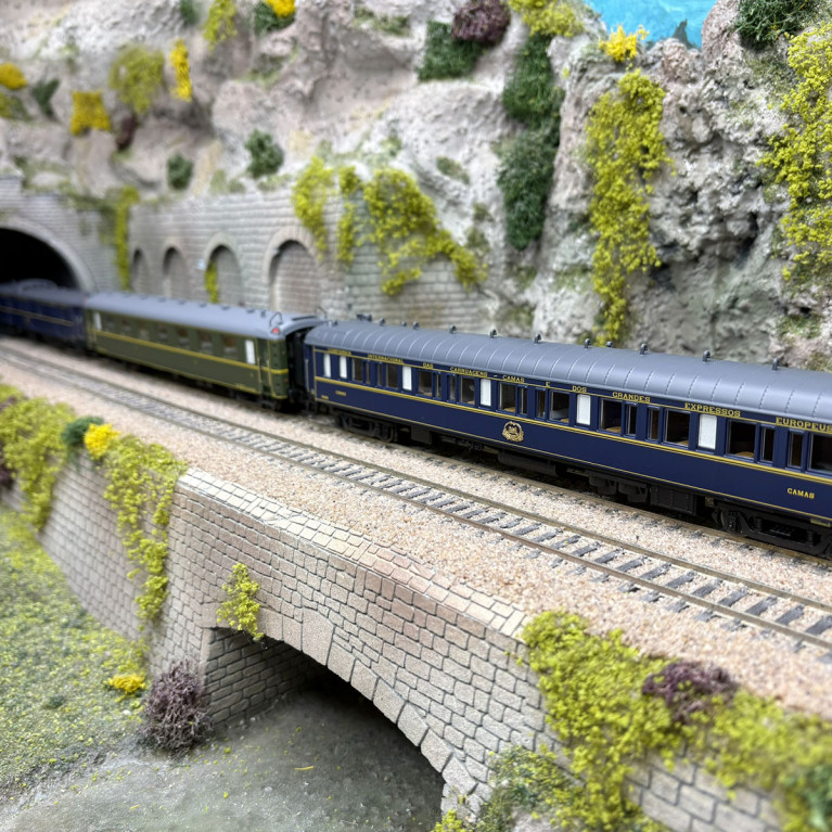 3 voitures "Sud Express",  CIWL - ELECTROTREN HE4027