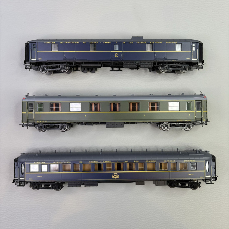3 voitures "Sud Express",  CIWL - ELECTROTREN HE4027