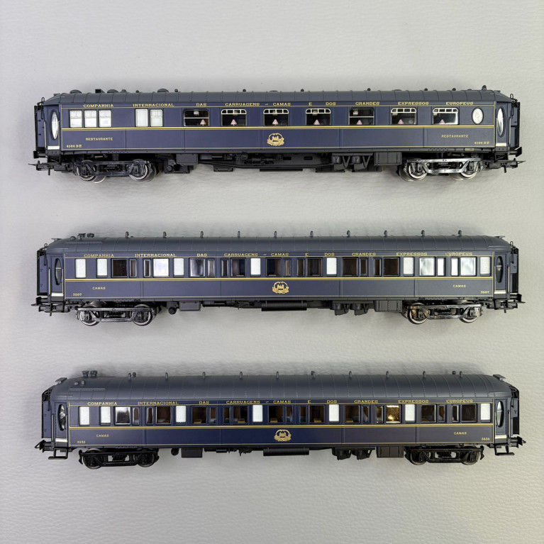 3 voitures "Sud Express",  CIWL - ELECTROTREN HE4028