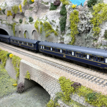 3 voitures "Sud Express",  CIWL - ELECTROTREN HE4028