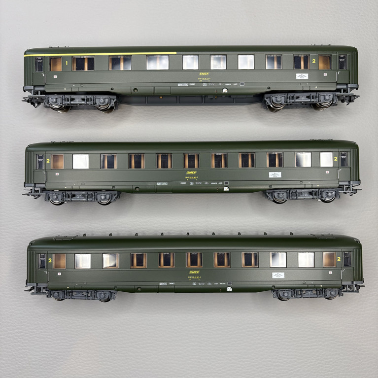 3 voitures à jupe, logo encadré jaune, SNCF - MARKLIN 43230