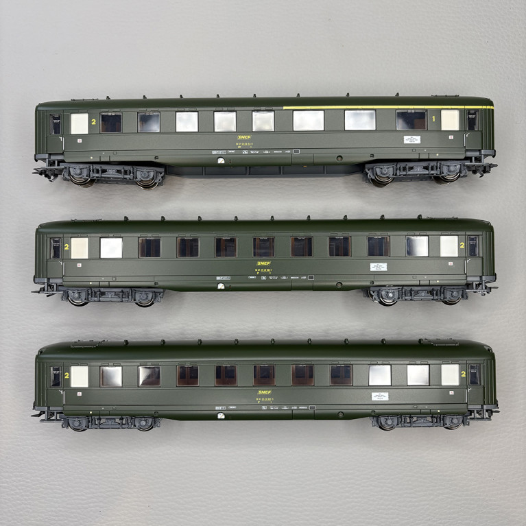 3 voitures à jupe, logo encadré jaune, SNCF - MARKLIN 43230