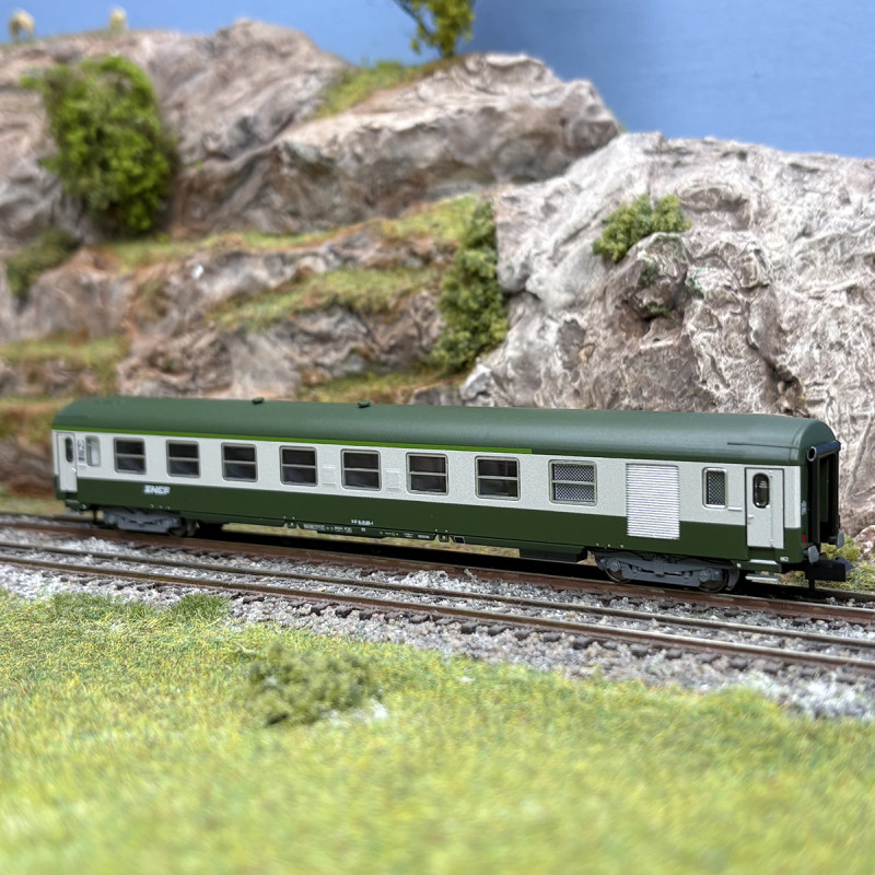 Voiture UIC, B7D, mixte fourgon / 2CL, logo nouille, SNCF, Ep. V - MINITRIX 18463