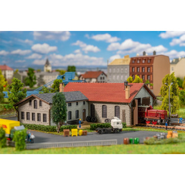 Remise pour 2 locomotives avec atelier - Faller 222106