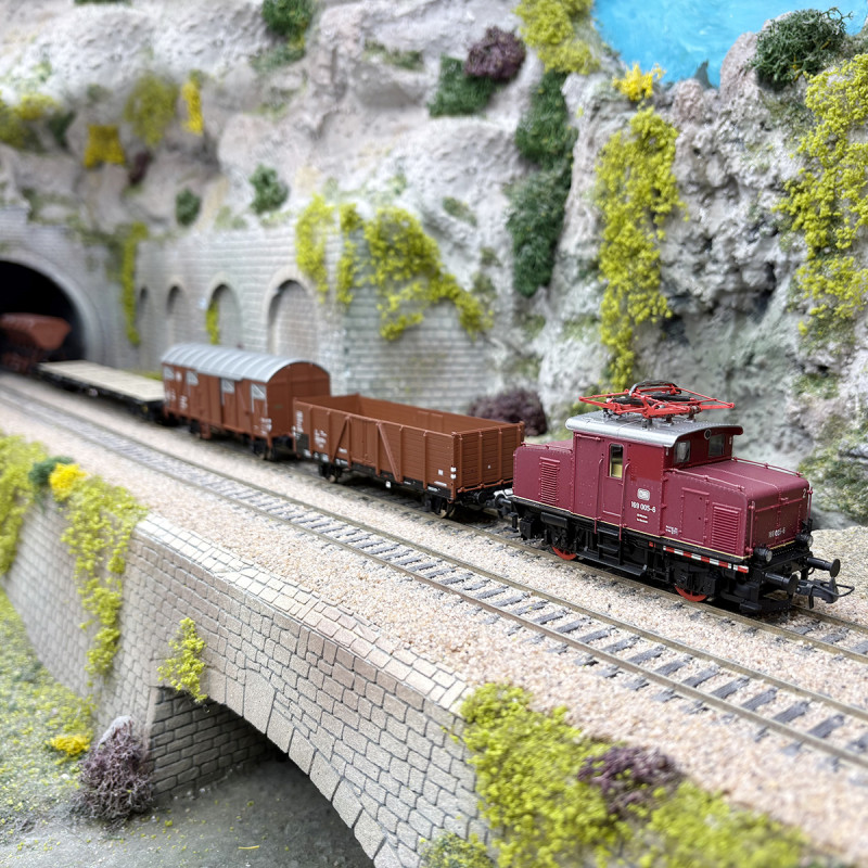 Locomotive Diesel Roco HO V 100.2023 – DB époque 3 (1946-1970) – Analogique – Réf. 63984